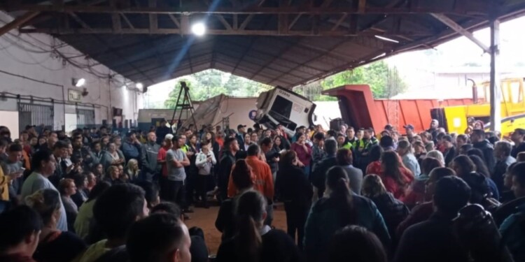 RECHAZO. Cientos de trabajadores se reunieron en la asamblea de UPCN y manifestaron su rechazo a la oferta del Municipio.