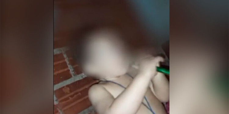 VIDEO. El niño se lleva la boquilla a la boca y luego se observaba el humo.