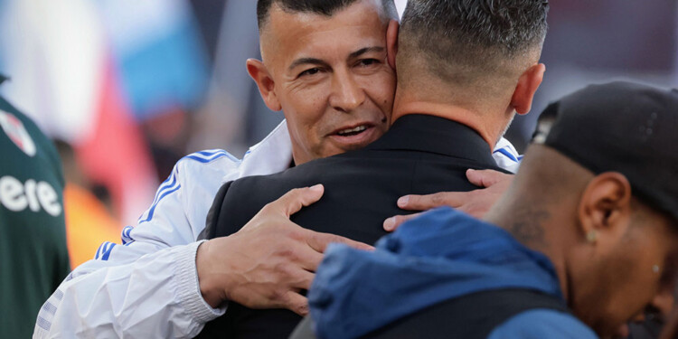 ABRAZO ENTRE DT’S. Almirón y Demichelis, el pasado mayo en el Monumental. Hoy se vuelven a ver las caras. (Foto: Baires)