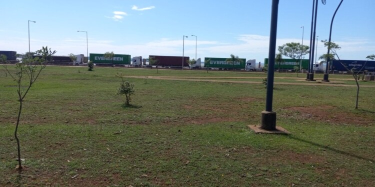 FILAS. La cola de camiones nuevamente se extendió por varios kilómetros en la costanera posadeña.