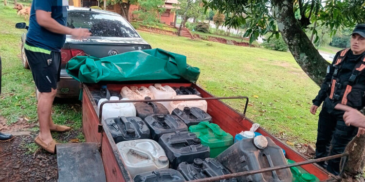 TRANSPORTE IRREGULAR. El traslado de combustible en vehículos supone  un riesgo para las personas que viajaban en los rodados y para terceros.