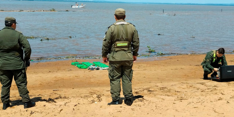 CONTROL. En la playa verificaron que la bolsa contenía panes de cannabis.