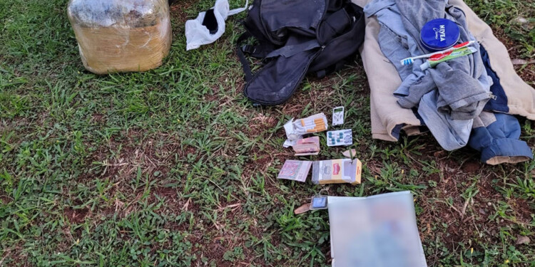 CONTENIDO. El bolso con el envoltorio de droga que llevaba el pasajero.