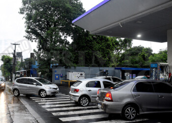 La escasez de combustible generó largas filas en todos los surtidores de la provincia