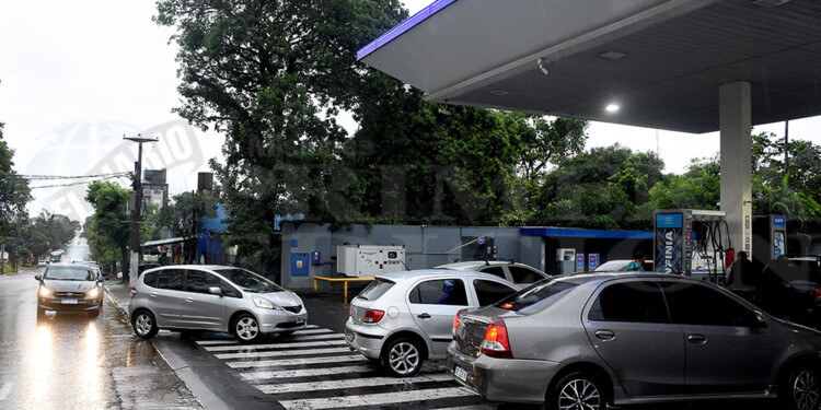 LARGAS FILAS. Automovilistas deben esperar hasta una hora para cargar combustible en las estaciones de servicios estatales