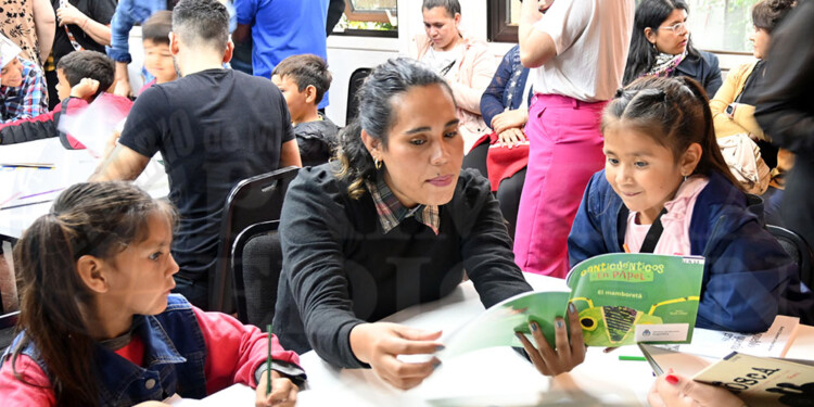 PROTAGONISTAS. Los chicos que acuden a algunos centros de apoyo de Posadas asistieron a la presentación del libro
