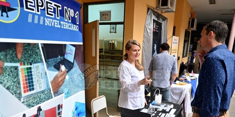 STANDS. Algunos institutos mostraron ayer en stand sus ofertas académicas para el próximo año.