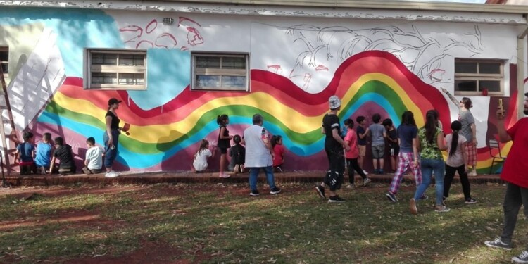 MURAL. El colectivo cultural Los Aromos compartió un aniversario institucional fuera de serie.