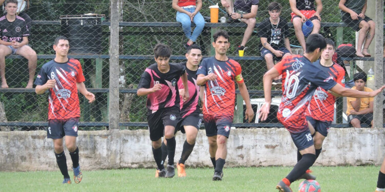 A PURA GAMBETA. Una nueva fecha del torneo Clausura se disputará esta tarde. (Gentileza Atlético Garuhapé)