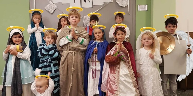 INVITADOS. Los niños de todo Posadas junto a sus padres están invitados a participar en la procesión de “La Santidad Vence”.