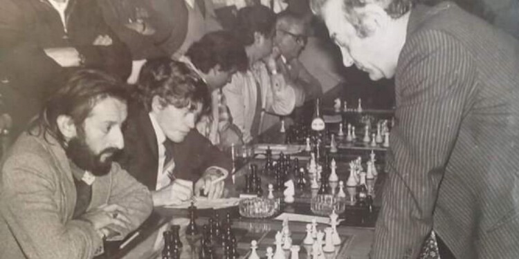 A PURA JERARQUÍA. Korchnoi, en su visita a Posadas. En la foto, ante el misionero Julio López. La noche contó con la presencia de miles de espectadores.