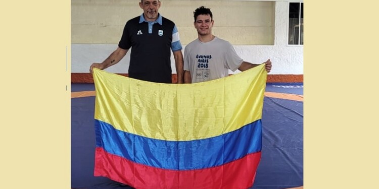 DURO ENTRENAMIENTO. Mauricio Lovera (derecha) junto a Adrián Báez.