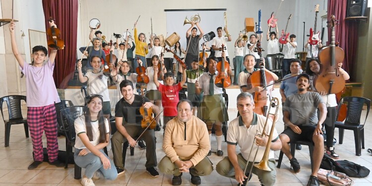 EL ARTE DE ENSEÑAR. La Orquesta de Música del Instituto Combate Mbororé viaja hoy a la ciudad de San Salvador de Jujuy, para actuar junto a otra escuela orquestal.