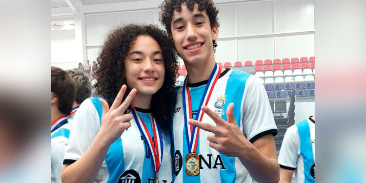 DESTACADOS. Mara y Sebastián López, con la camiseta argentina y la medalla.