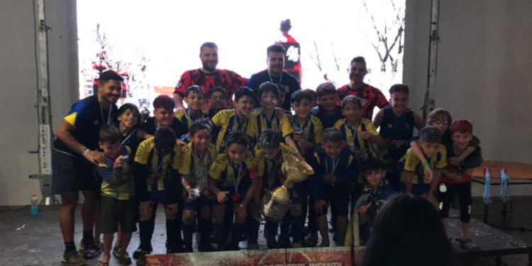 LOS CHICOS Y LA COPA. El plantel de Mitre Amarillo, en lo más alto del podio.