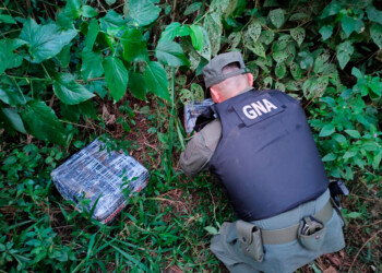 Gendarmes sorprenden a narcos descargando marihuana en la costa