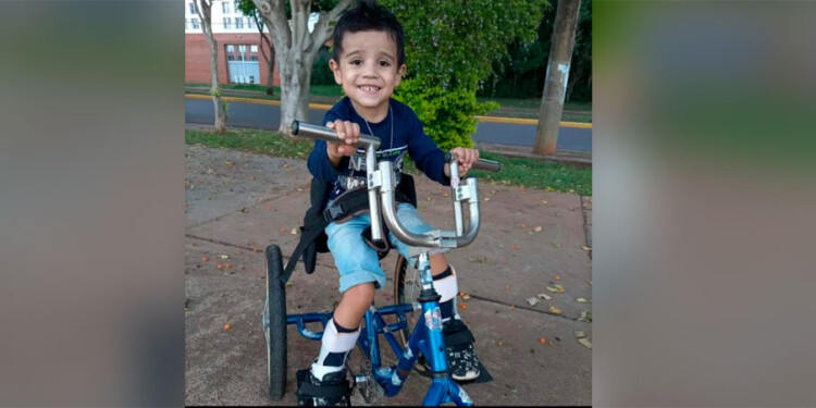 A MEDIDA. La bicicleta fue hecha para Nahuel y su discapacidad.