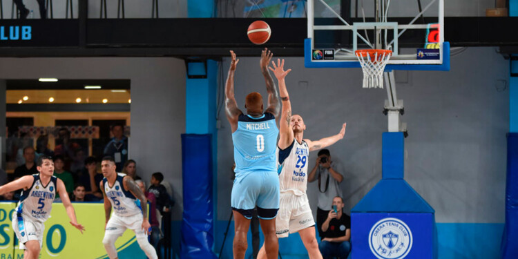 LANZA. El estadounidense Charles Mitchell (0) define mientras un rival de Argentino intenta cortar el lanzamiento. (Foto Prensa OTC).