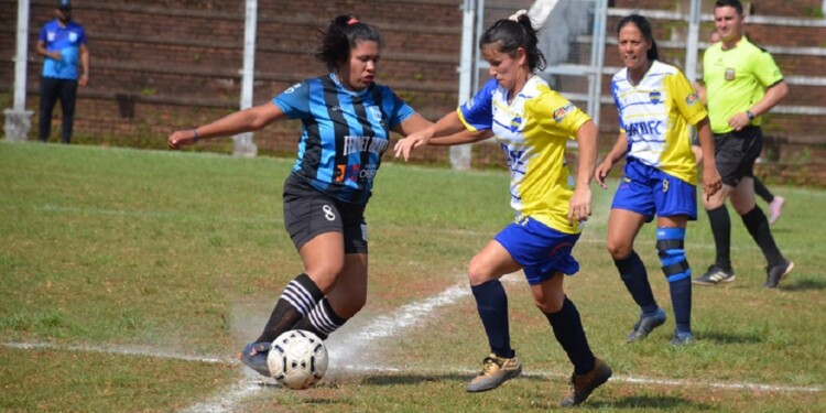 ACCIÓN. Las chicas comenzaron a disputar el último certamen del año.