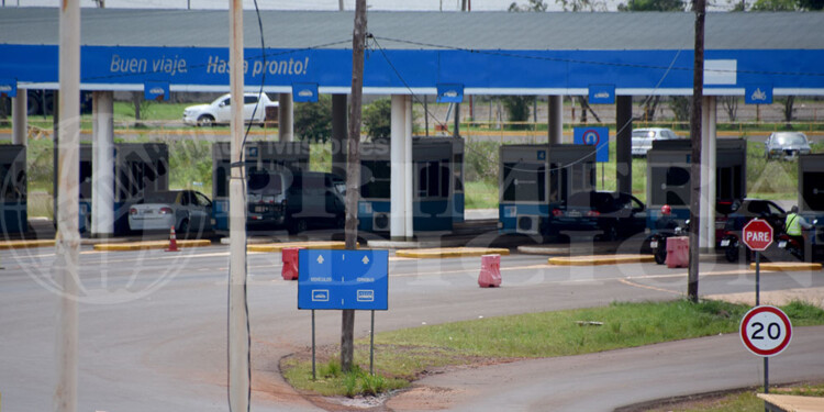 Así lucía el puente San Roque González de Santa Cruz al mediodía de este domingo electoral (J.C. Marchak)