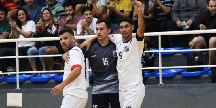 LOCALÍA. Posadas hizo los deberes y debutó con triunfo. Esta noche enfrenta a Sáenz Peña. (Fotos gentileza Solo Futsal).