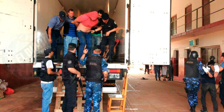 CAMIÓN Y DETENIDO. El 19 de noviembre de la 2016 investigadores de la Unidad Regional IX atraparon a los sospechosos y el transporte con la droga.