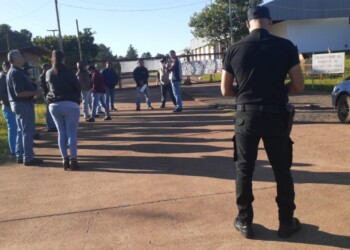 Cortan el portón de acceso de la Cooperativa Citrícola en reclamo de salarios e indemnización