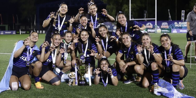 SON LEYENDA. La misionera "Pula" Pedrozo (primera de la derecha -abajo-), capitana de las Yaguareté alzó la copa Sudamericana al vencer en una final histórica a Brasil, en suelo paraguayo.
