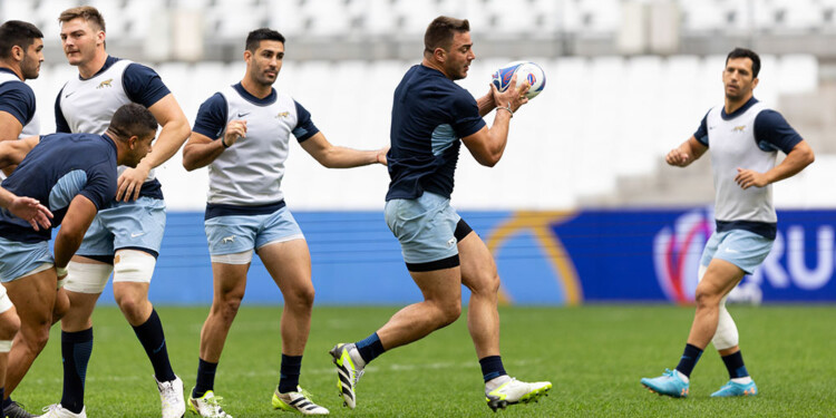 EN EL PACK. Facundo Isa (con la pelota) será hoy el octavo de Los Pumas.