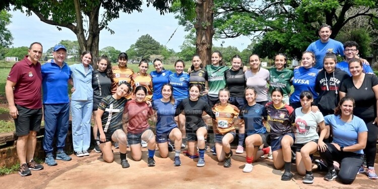 PRIMERA CONCENTRACIÓN. Jugadoras y staff técnico se reunieron el pasado viernes en la sede del club “cazador” para iniciar el trabajo de la Selección.