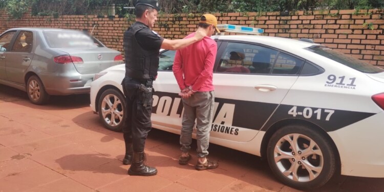 MONTECARLO. Efectivos de la UR-XV con uno de los detenidos.