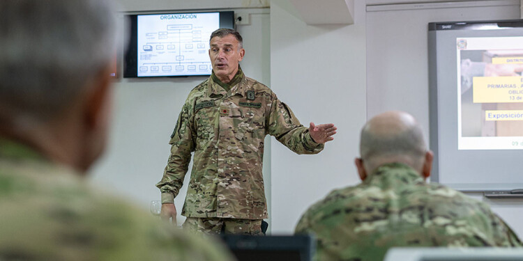 RESPONSABLE. El comandante Sergio Jurczyszyn estuvo a cargo de la presentación del operativo por parte del Comando Electoral.
