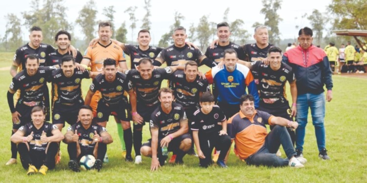 A LA CIMA EN COLECTIVO. Crucero, en categorías Maxi (foto) y Seniors, ganaron el Torneo Nacional de Veteranos. / Foto Club Crucero