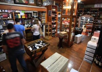 Brasileños continúan generando un intenso movimiento comercial en la frontera misionera