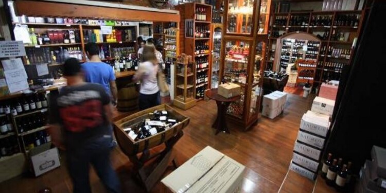 VINOS. En Irigoyen solamente hay 30 vinotecas que viven exclusivamente de la venta de productos a ciudadanos brasileños.