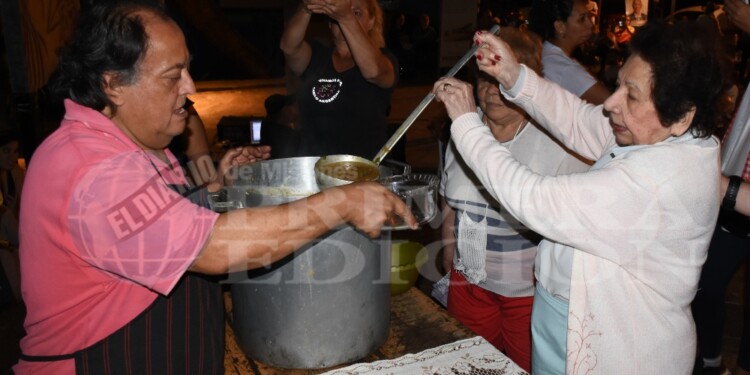 BUEN PROVECHO. Doña Pomposa fue la encargada de servir el primer plato de yopará en la Bajada Vieja.