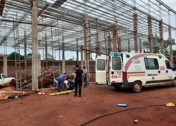 Un obrero cayó desde un andamio y resultó herido de gravedad