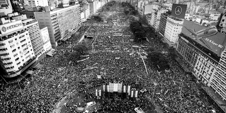 El multitudinario cierre de campaña de Raúl Alfonsín en la Avenida 9 de Julio, el 26 de octubre de 1983. Cuatro días después, millones de argentinos concurrieron a las urnas y lo eligieron como Presidente para terminar con siete años de dictadura (Foto: archivo NA)