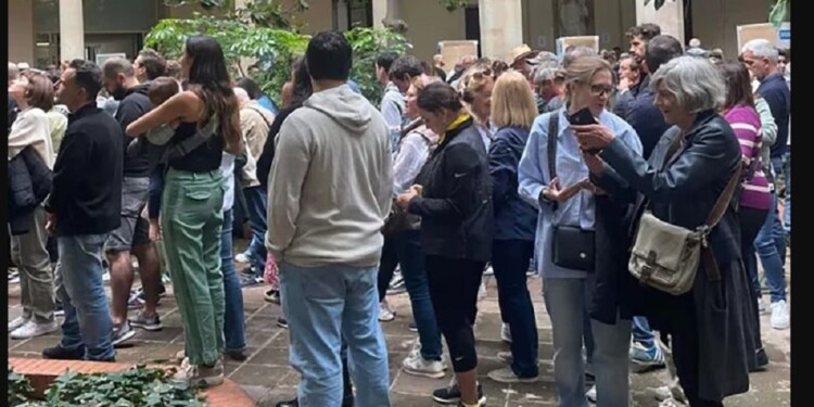 MASIVA CONCURRENCIA. Argentinos esperando para votar a presidente este domingo en España.