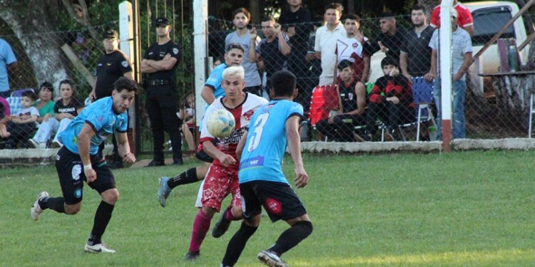 DURO Y PAREJO. Así fue el trámite del duelo de ida por la final de la zona interior entre Deportivo Roca y Atlético Santa Ana.
