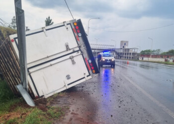 Despistó y volcó un camión sobre ruta 12 en Garupá