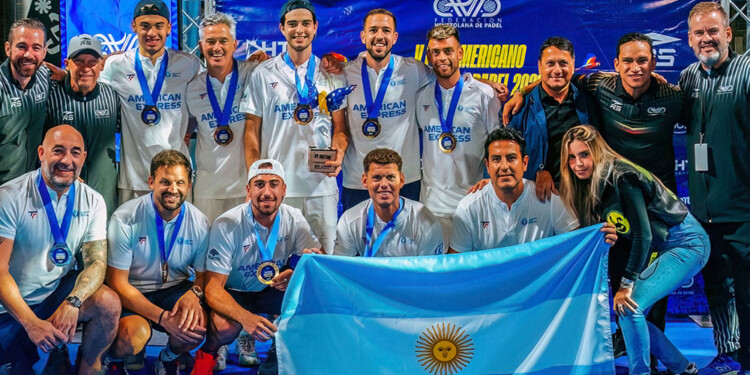 ENORME. Leo, tercero arriba desde la izquierda, junto al equipo campeón. El misionero fue protagonista principal.