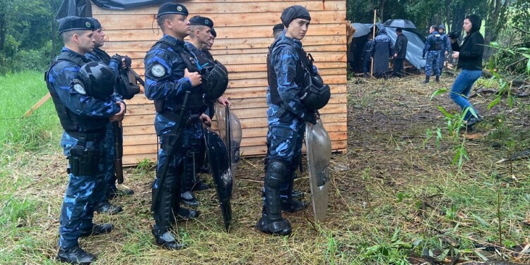 PREVENCIÓN. Agentes custodiaron el lugar para controlar que las personas no regresen a intentar tomarlo.