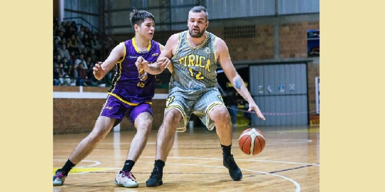 EXPERIENCIA. Boeri fue el mejor del derby. Chentola fue punto alto de Coatí.