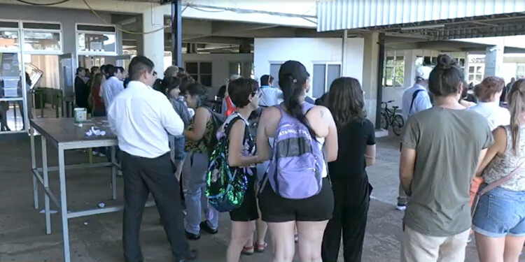 PROBLEMÁTICA. Turistas enfrentan largas filas para cruzar la frontera entre Brasil y Argentina.