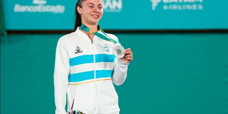CON LA PLATEADA. Brisa Gómez celebra su medalla, en el podio del judo.
