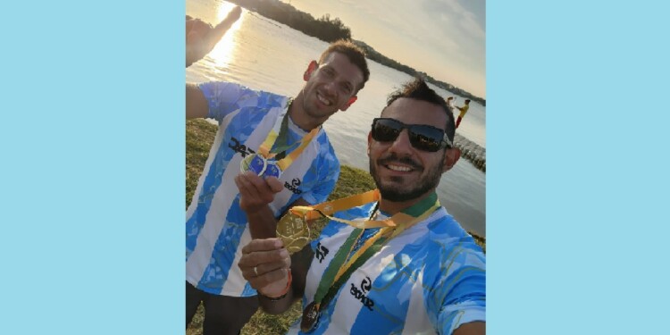 DÚO VELOZ. Mauricio y Nicolás, felices con la de oro ganada en la prueba K2.