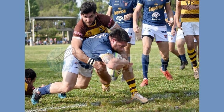 ABRIÓ EL MARCADOR. Camilo Insaurralde se dispone a apoyar el primer try de CAPRI, tomado por David Letviñiuk.