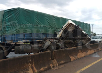 Chocó un camión y el conductor quedó atrapado en la cabina