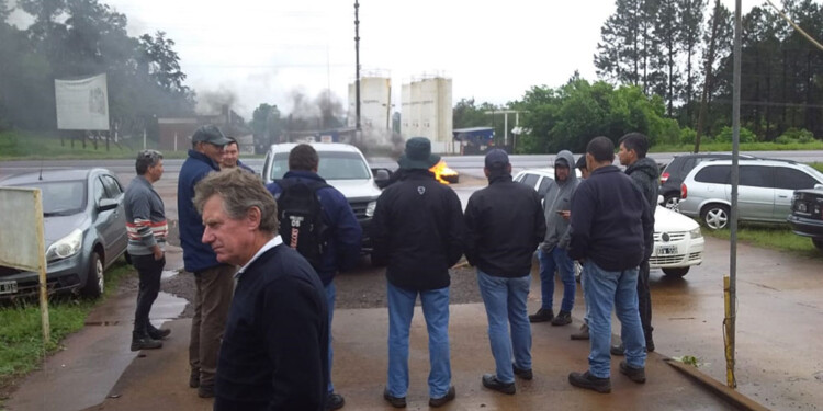 “NOS MINTIERON”. Los trabajadores comenzaron una protesta por tiempo indeterminado frente a los portones de la entidad.